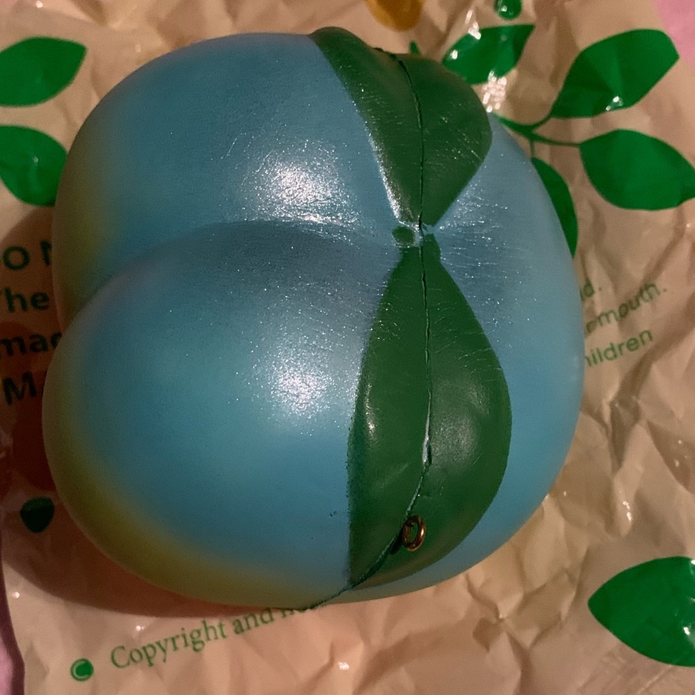 Squishy Peach βGiantβ - Picture 3 of 14